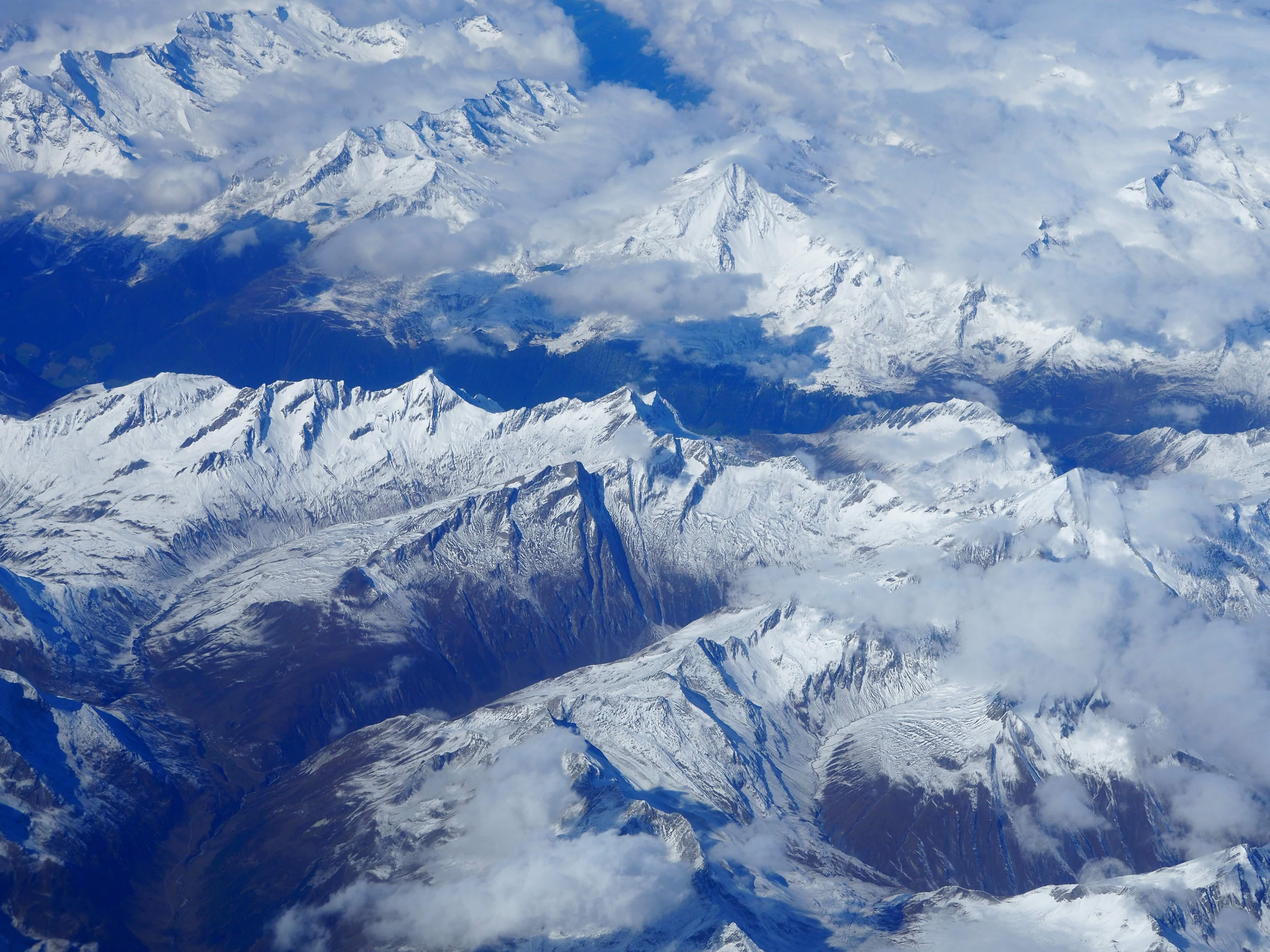 Le profil des alpes vu du ciel