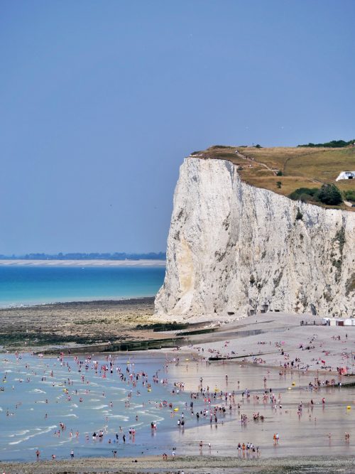 Une plage normande au pied d'une falaise blanche