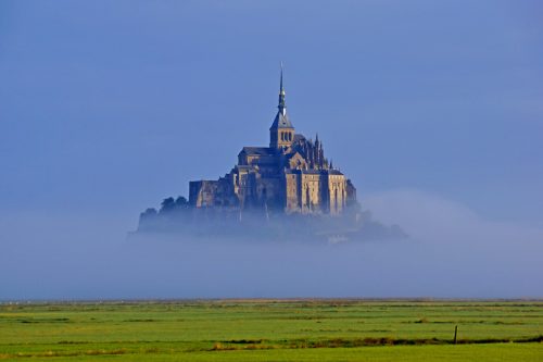 Le mont Saint-Michel dans la brume