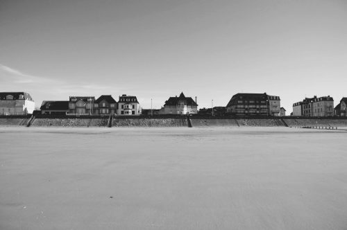 un village normand au bord d'une plage